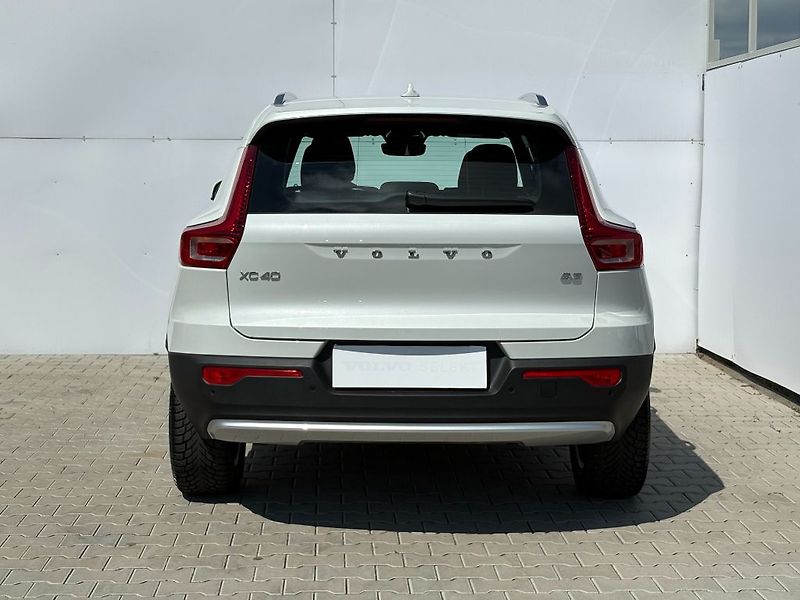 Volvo XC40 CORE B3 FWD 120kW - fotka 7 z 21