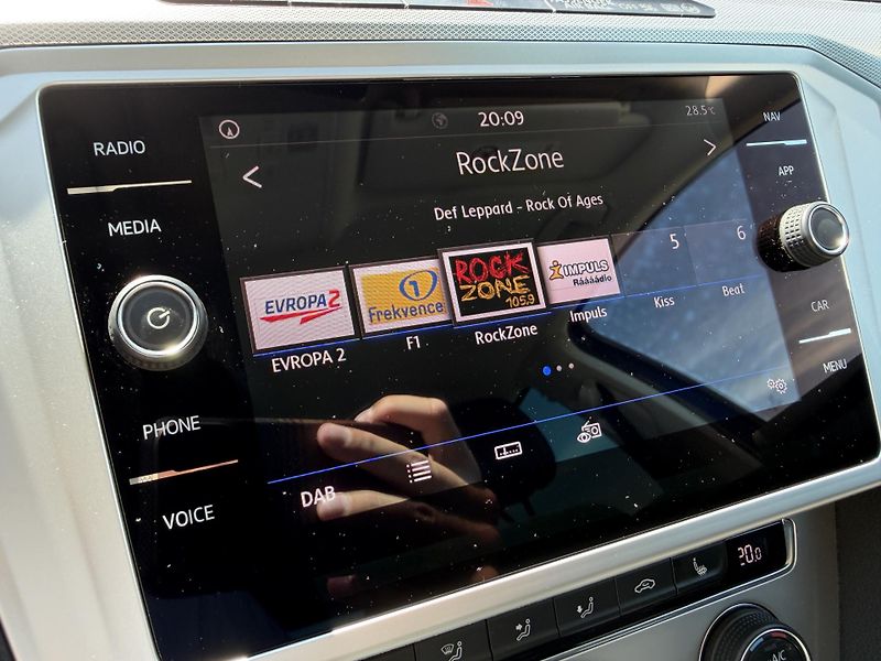 Volkswagen Passat 2.0 TDI VIRUTAL MASÁŽ SERVISKA - fotka 22 z 46