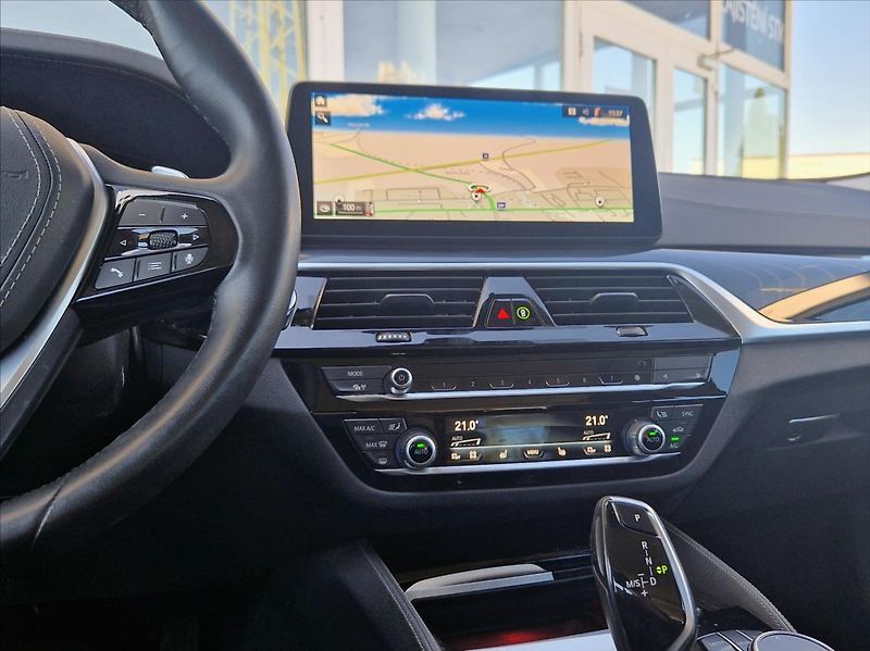 BMW Řada 5 3,0 530d TOURING KOMPLETVÝBAVA - fotka 22 z 39