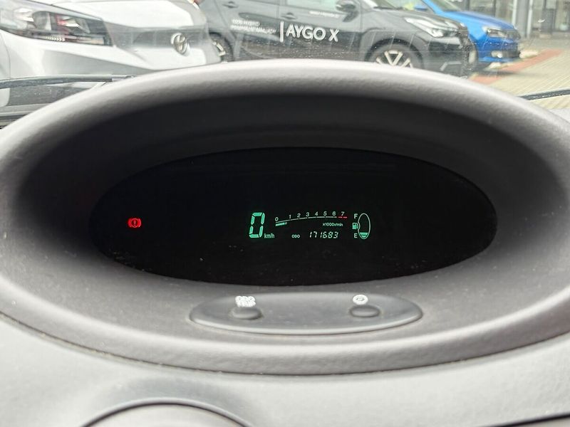 Toyota Yaris 1.0 Terra - fotka 9 z 14