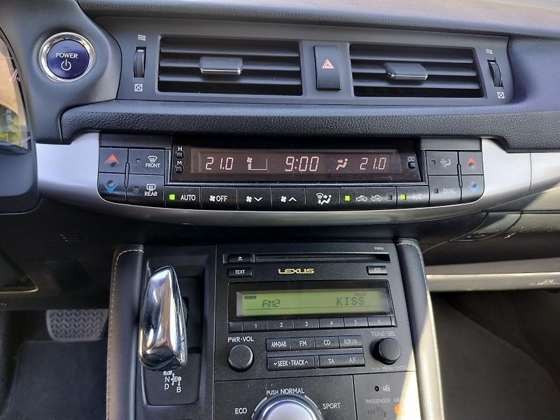 Lexus CT 200h plný servis v Lexusu  - fotka 16 z 32