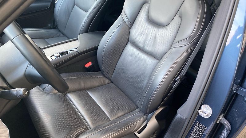 Volvo XC90 PLUS BRIGHT, B5 AWD, 173+10 kW - fotka 7 z 38