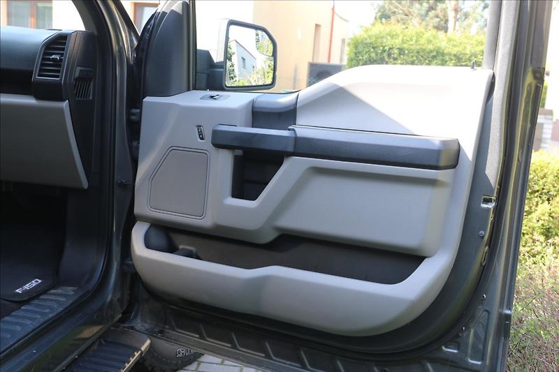 Ford F-150 5,0 V8, hardtop - fotka 51 z 64