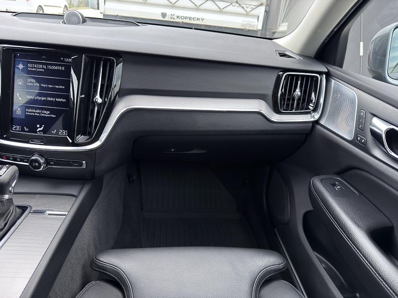 Volvo V60 CC D4 AWD // B&W // REZERVACE - fotka 21 z 44