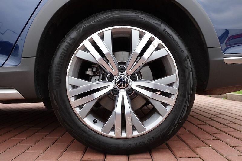 Volkswagen Passat ZLEVNĚNO 2,0TSi 206kW Alltrack - fotka 7 z 37