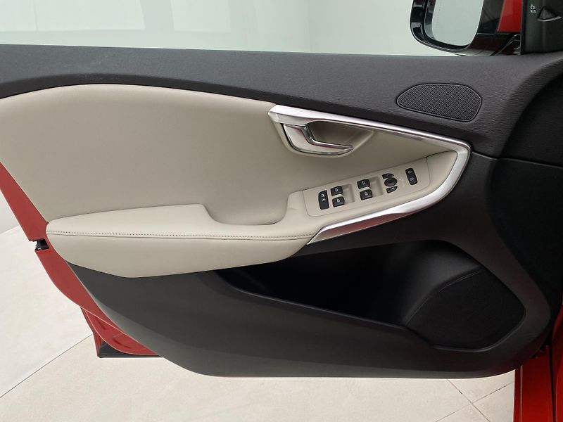Volvo V40 D4 SUMMUM AUT CZ REZERVACE - fotka 7 z 45