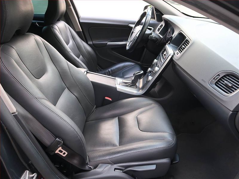 Volvo V60 (2014) D4 2.0, Automat, Navi, Xenony - fotka 9 z 18