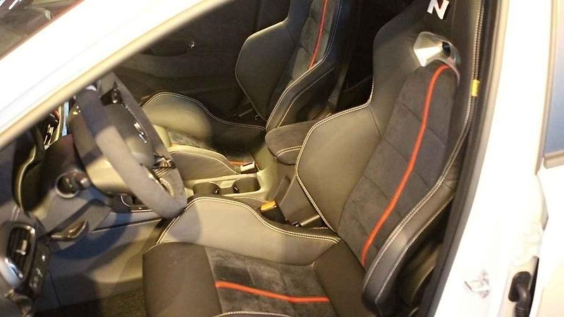 Na okruhu jsme měli možnost srovnání i s okruhovým speciálem mistra světa