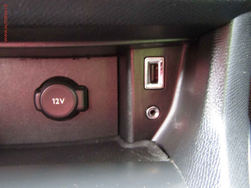 Peugeot 308 (2015) 2.0 HDi, servis.kniha, LED - fotka 15 z 19