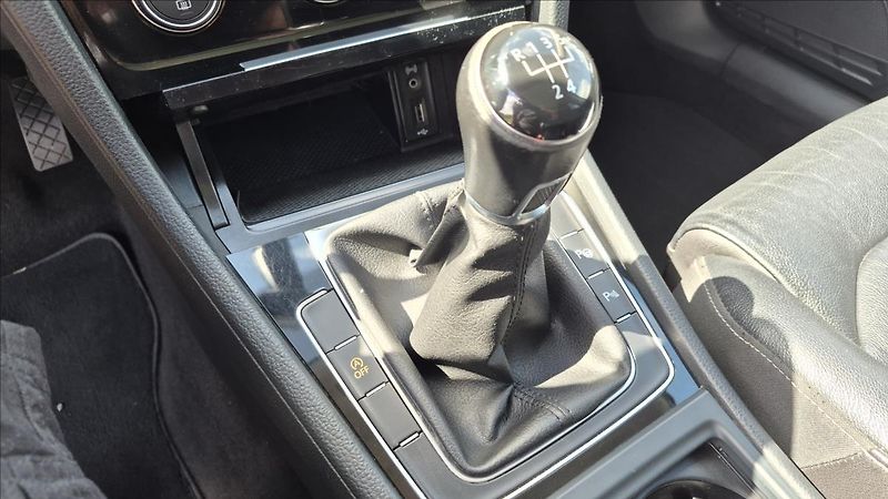 Volkswagen Golf 1,6 TDi 81 Kw Highline kůže - fotka 14 z 22