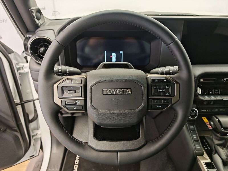 Toyota Land Cruiser 2.8 D-4D 204 k Executive AT - fotka 30 z 43