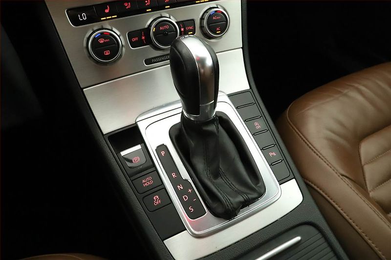 Volkswagen Passat (2012) 2.0 TDI, Automat, Xenony - fotka 13 z 15