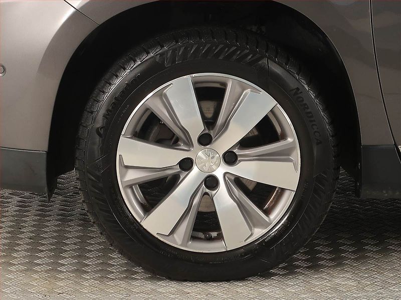 Peugeot 2008 (2015) 1.2 PureTech, Navi, Tempomat - fotka 15 z 17