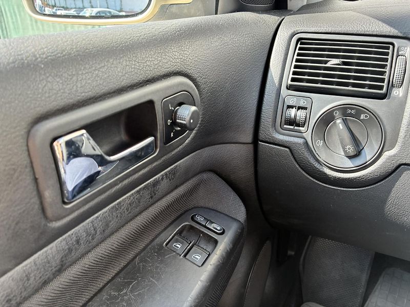 Volkswagen Golf 1.6 16V 77kW - fotka 13 z 18