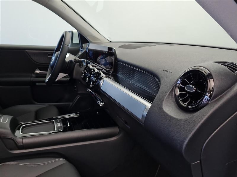 Mercedes-Benz GLB 220 4MATIC - fotka 17 z 22