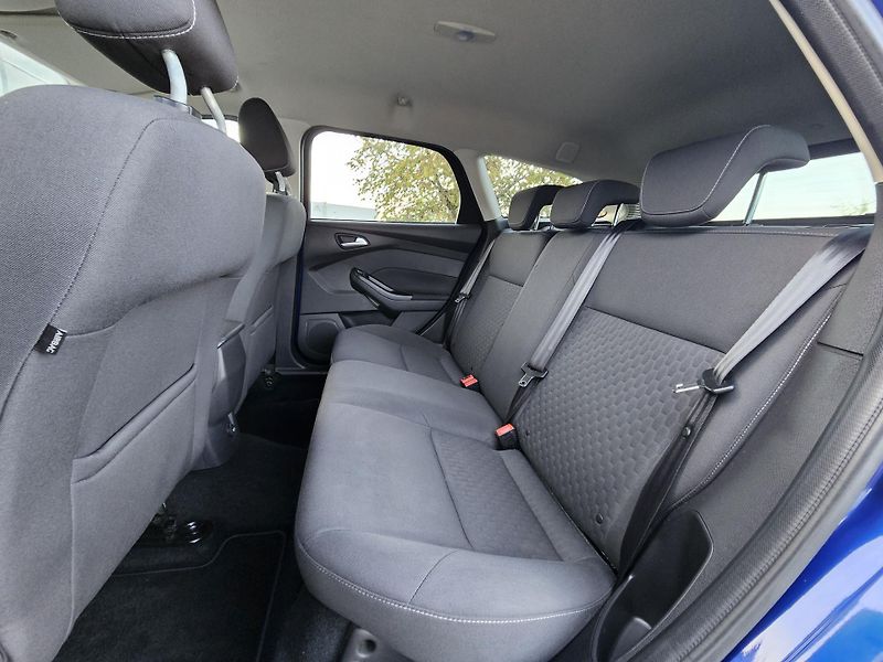Ford Focus 1.0 92kW,VÝHŘEV,2xKOLA,SERVIS - fotka 43 z 64