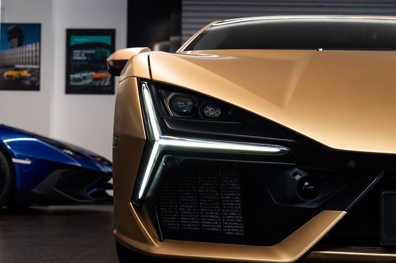 Lamborghini Revuelto - fotka 21 z 22