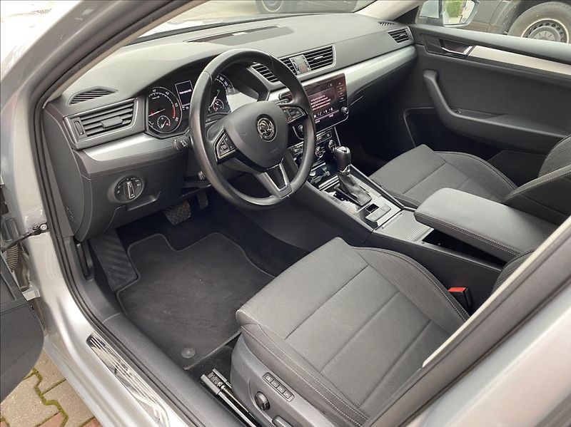 Škoda Superb 2,0 TDi  EXECUTIVE / DSG / NAV - fotka 12 z 37