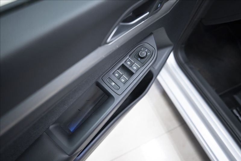 Volkswagen Golf 1,5 eTSI DSG KAMERA VÝHŘEV ČR - fotka 18 z 45