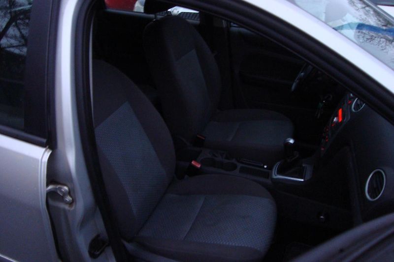 Ford Focus (2007) 1.6i,ČR,Pravid.serv.STK 5/2027 - fotka 36 z 54