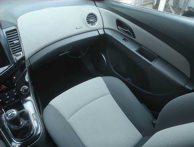 Chevrolet Cruze (2010) 2.0 VCDi, Tempomat - fotka 8 z 14