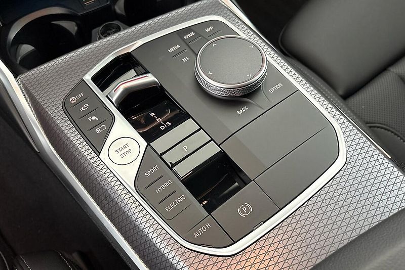BMW Řada 3 330e xDrive - fotka 21 z 24
