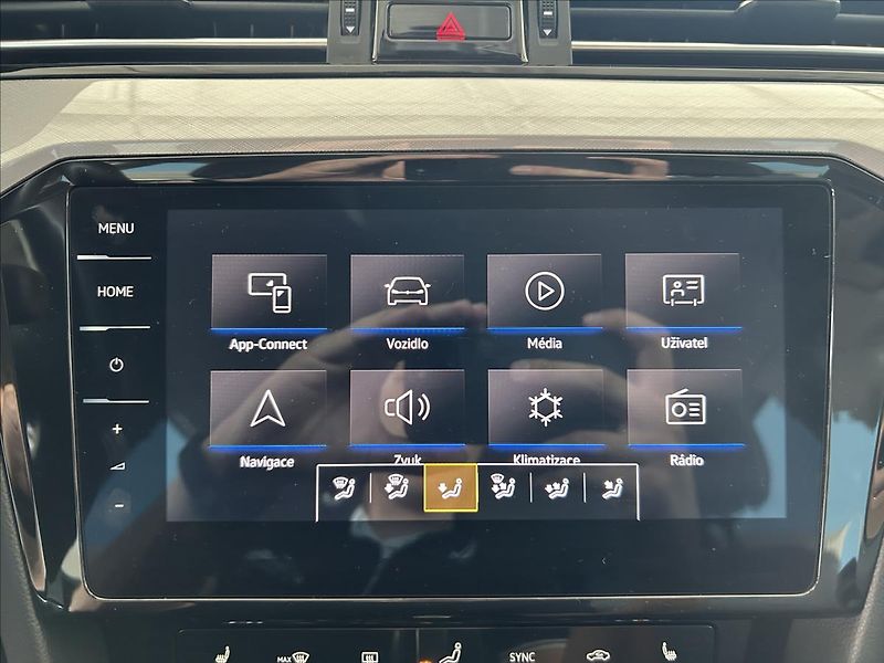 Volkswagen Passat 2,0   TDI 90kW,DSG,SERVISKA - fotka 14 z 31