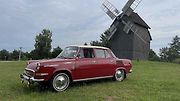 Škoda 1000 MBG s historickým pozadím.