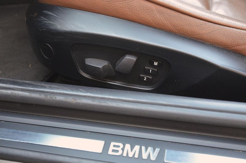 BMW Řada 3 (2009) 325i 155kW E93 Cabrio / manuál - fotka 19 z 28