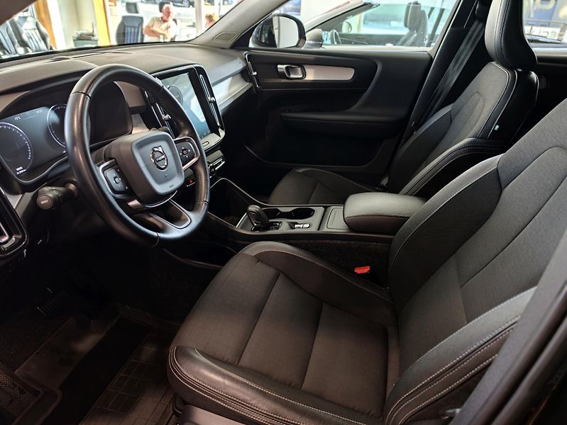 Volvo XC40  D3 AWD Momentum+Winter Pack - fotka 8 z 23