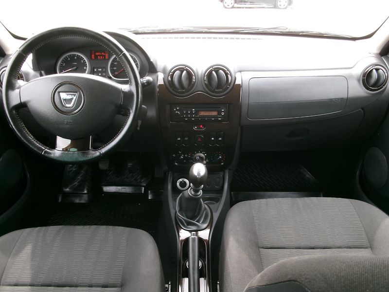Dacia Duster (2010) 1,6 16V 4x4 KLIMA TAŽNÉ ALU - fotka 20 z 30
