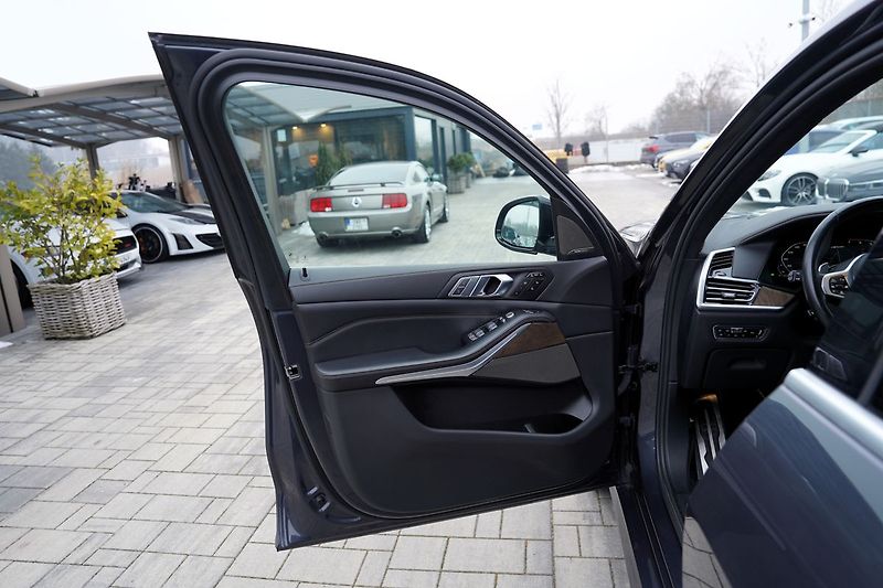 BMW X7 M50i xDrive/AT9/22/ČR/530 PS - fotka 19 z 49