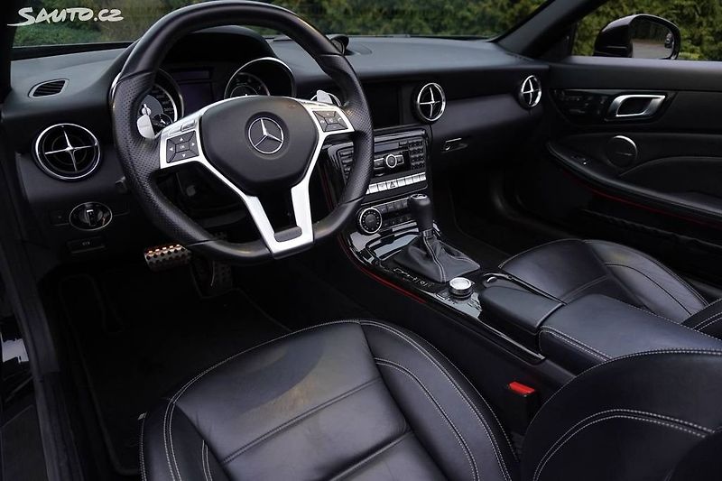 Mercedes-Benz SLK (2012) 55 AMG V8 310KW MAGIC SKY - fotka 12 z 24