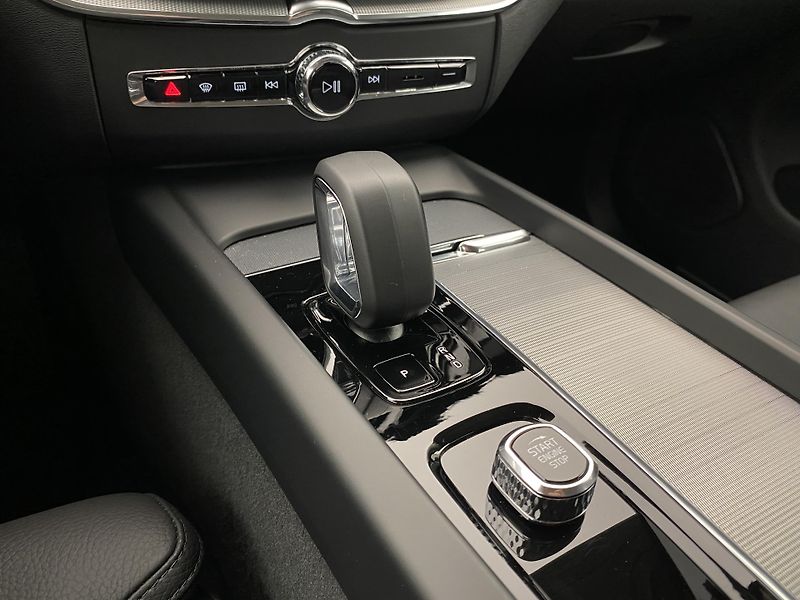 Volvo XC60 B5 AWD CORE AUT REZERVACE - fotka 27 z 52