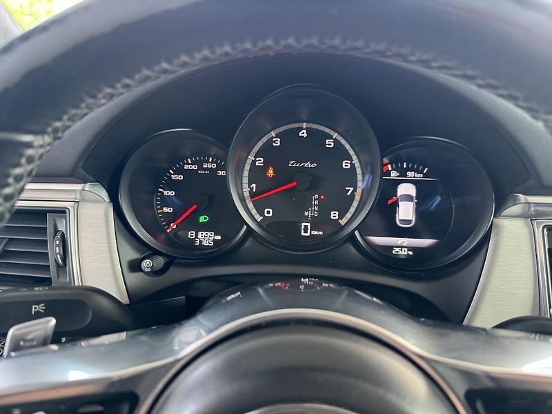 Porsche Macan (2015) 3,6 V6 Turbo CHRONO BOSE - fotka 33 z 35
