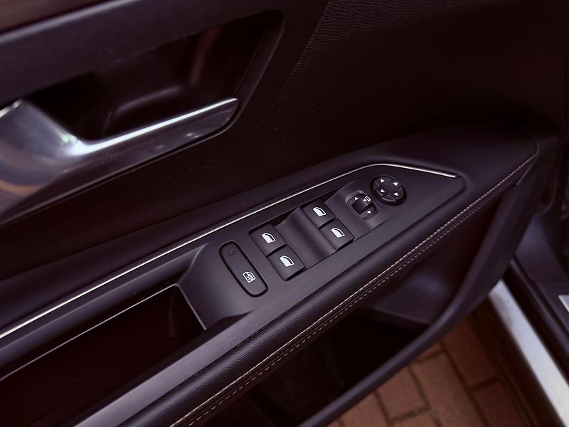Peugeot 5008 1.6 PureTech Allure, Serviska - fotka 15 z 36