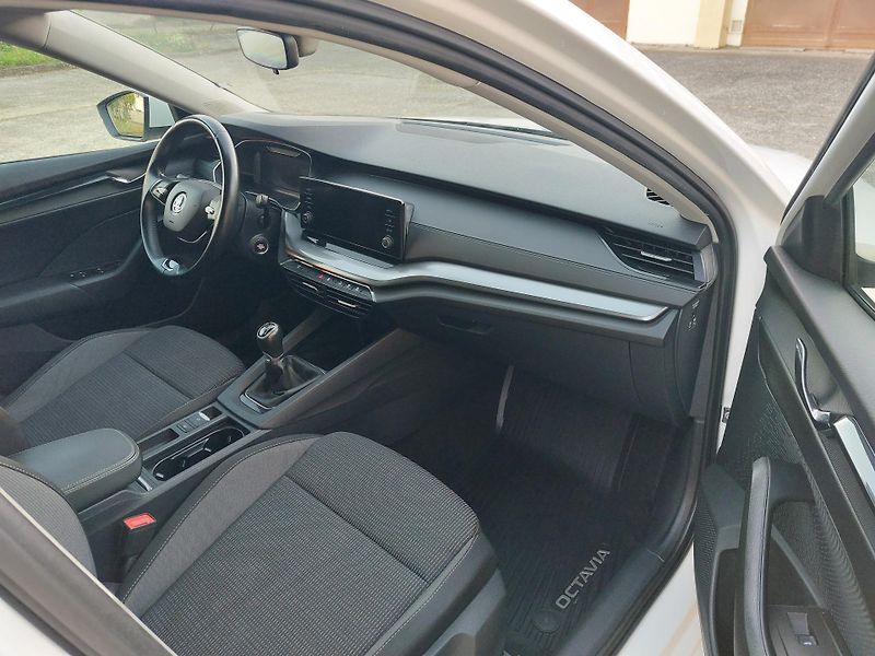 Škoda Octavia 2,0 TDi 85kw Ambition ČR - fotka 14 z 17