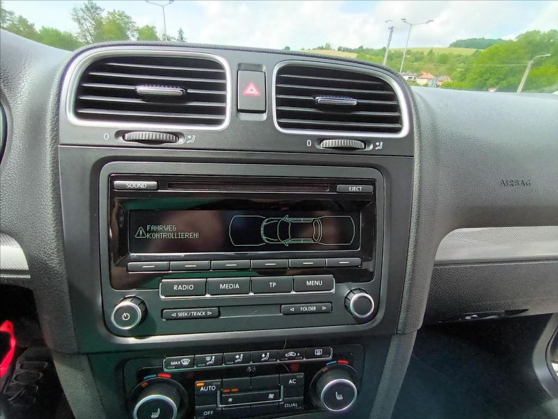 Volkswagen Golf 1,2 TSI,SERVIS,VÝHŘEV,PARKING - fotka 33 z 44