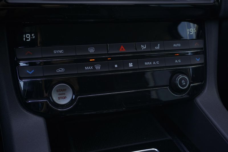 Jaguar F-Pace 2.0 25T 184kW - fotka 22 z 31