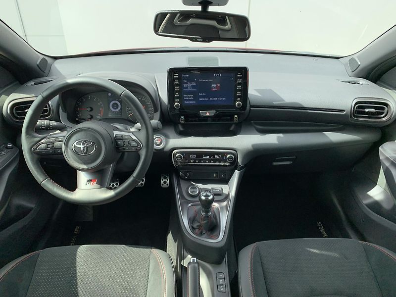 Toyota GR Yaris GR DYNAMIC 4WD 1.6 TURBO 192kW - fotka 2 z 42
