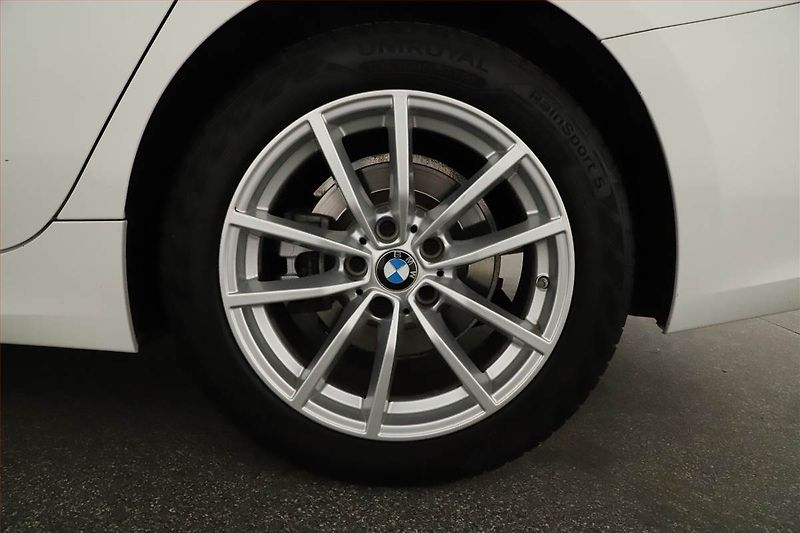BMW Řada 3 (2022) Advantage 320 d - fotka 26 z 28