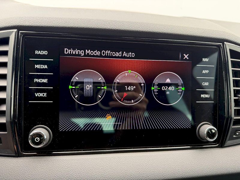Škoda Karoq (2024) 2.0TSI 140kW DSG 4x4 SportLine - fotka 19 z 35
