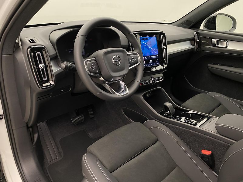 Volvo XC40 (2026) B3 AUT DARK PLUS - fotka 24 z 58