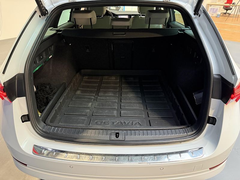 Škoda Octavia 2.0 TDI 110kW DSG Style Combi - fotka 19 z 21