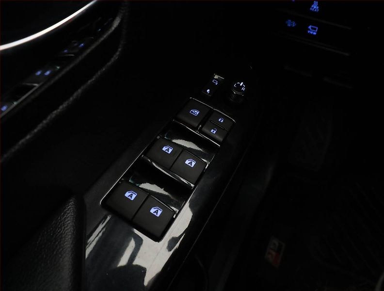 Toyota Hilux (2023) 2.8 D-4D - fotka 17 z 19