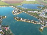 Letecký pohled na jezera u Sence nedaleko Bratislavy. Slnečné jazerá a Čiernovodské jezero dělí železniční trať.