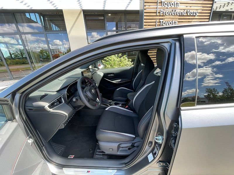Toyota Corolla 2.0 Hybrid automat GR SPORT - fotka 16 z 29