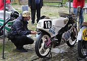 Vystavené motocykly byly návštěvníky důkladně prohlédnuty.