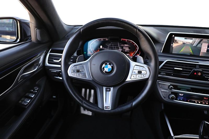 BMW Řada 7 750Li xDrive Sedan - fotka 13 z 16
