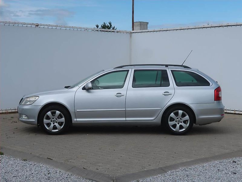 Škoda Octavia (2010) Ambiente 1.2 TSI, Serv.kniha - fotka 3 z 16